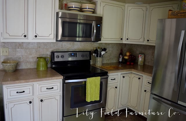 Kitchen Cabinet Renovation #DIY #kitchencabinets #homedecor #howto #glaze - www.countrychicpaint.com/blog