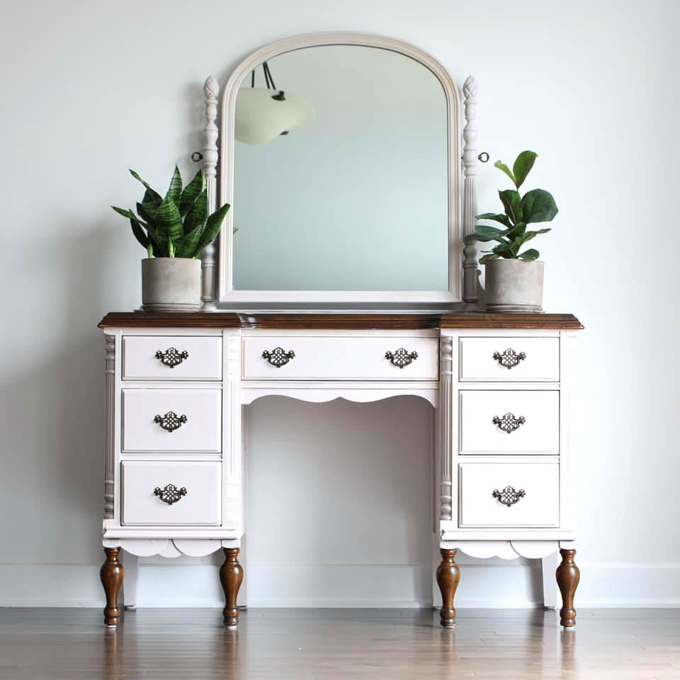 Vintage Curvy Desk in Simplicity and Dark Wood Accents