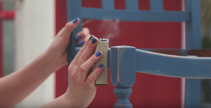 How To Distress Furniture With Sandpaper #diy #distressing #howto #videotutorial #tutorial #furniturepainting #shabbychic - www.countrychicpaint.com/blog